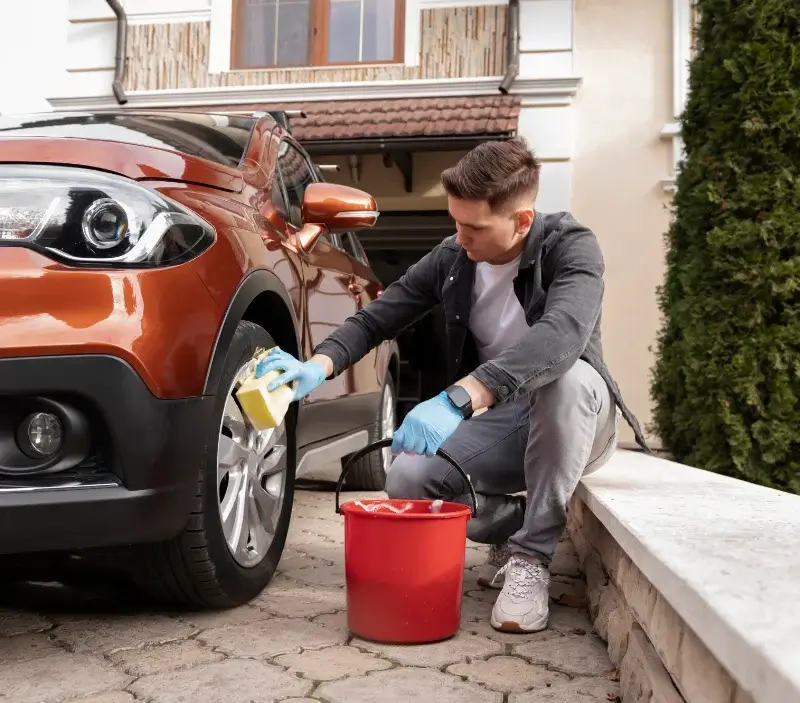 Lavage auto à domicile Minihy-Tréguier : professionnel intervenant sur un véhicule